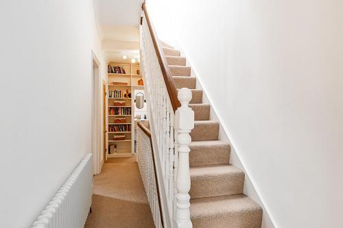 Stylish Family Home with Garden in Peckham Rye - image 12