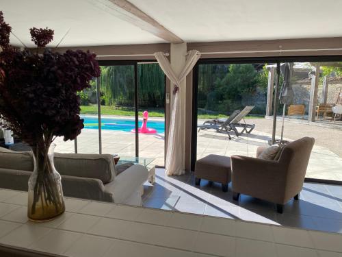 Pool house-L'hirondelle de Sermizelles- grand jardin, calme et nature aux portes du Morvan in Sermizelles