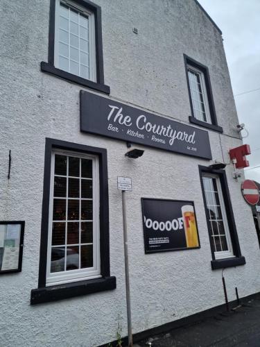Зовнішній вигляд готелю, The courtyard bar, kitchen, rooms in Фолкірк