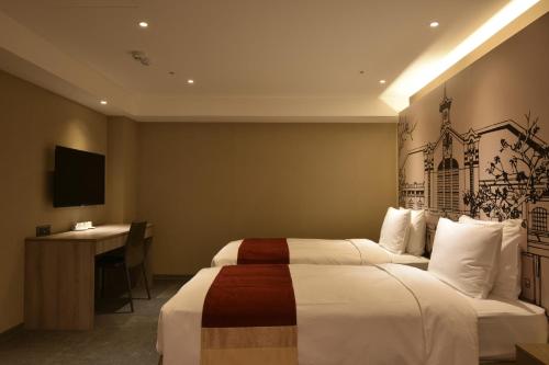 Standard Twin Room - no window image 7