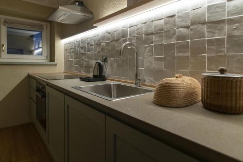virtuve, Borgo Isolabella - Wine & Vermouth Relais in Loazzolo