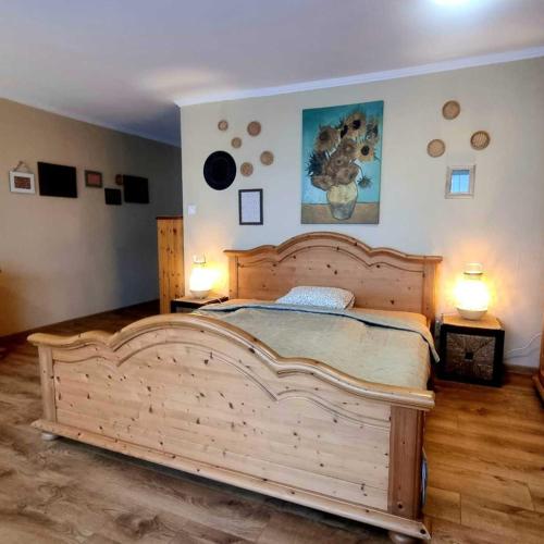 1 queen bed, 1 twin bed