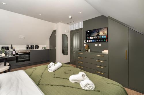 Arnos Grove Gem AC 1BR Sleeps 2 | WiFi & Parking. - image 8