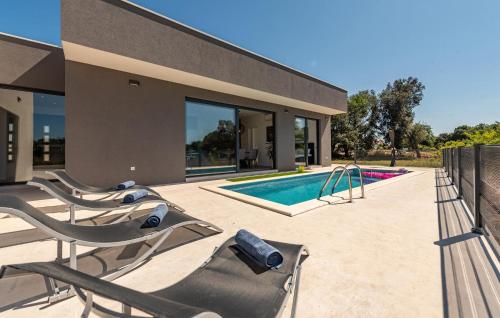 Stunning Home In Zaton