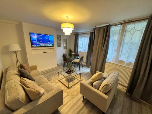 Modern 3-Bed Flat Stylish Family-Friendly in موفات