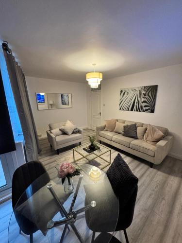 Modern 3-Bed Flat Stylish Family-Friendly in موفات