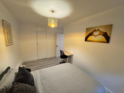 Modern 3-Bed Flat Stylish Family-Friendly in موفات