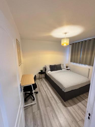Modern 3-Bed Flat Stylish Family-Friendly in موفات
