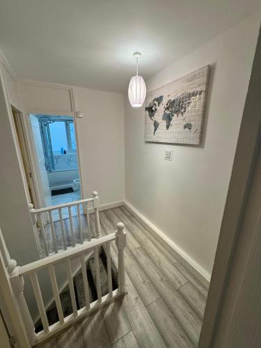 Modern 3-Bed Flat Stylish Family-Friendly in موفات