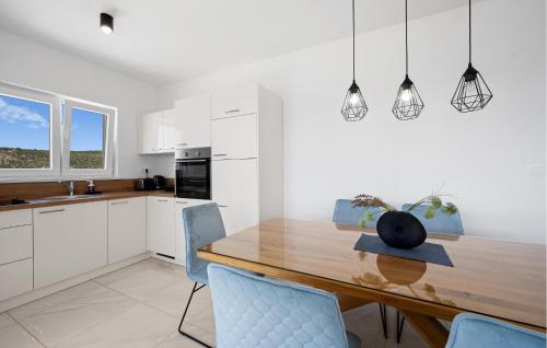 مطبخ, Awesome Apartment In Razanj in روجوزنيكا