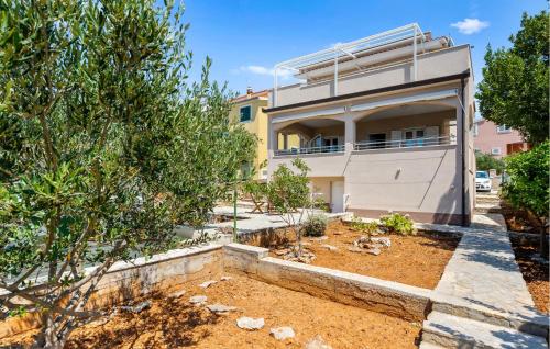 Cozy Home In Kanica With Wifi - Location saisonnière - Sevid