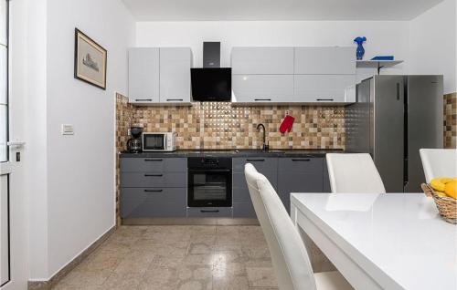 Konyha, Nice Home In Nedescina in Županići