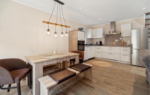 virtuve, Cozy Home In Großbreitenbach With Wifi in Herschdorf