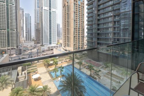 Free housekeeping visits during your stay - StayShort - Dubai Marina flat sleeps 3 with City Views