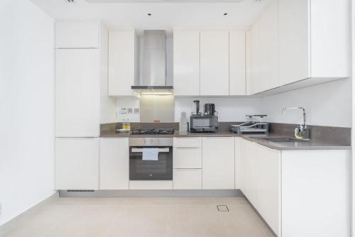 Free housekeeping visits during your stay - StayShort - Dubai Marina flat sleeps 3 with City Views, Dubai (photo 8)