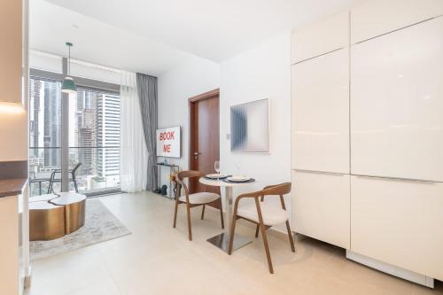 Free housekeeping visits during your stay - StayShort - Dubai Marina flat sleeps 3 with City Views, Dubai (photo 7)