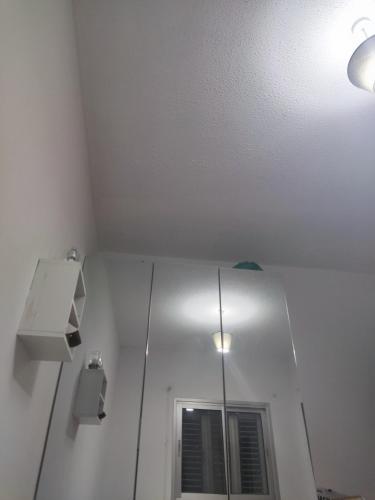 A separate room with a shared bathroom and 50 meters from the sea in Zygi