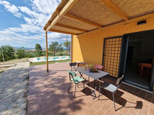 Casale Medi - Nuove ed eleganti case con giardino, vista e piscina condivisa in Belvedere Ostrense