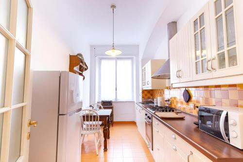 Elegantis Solinda Suite Apartment with Private Terrace - Steps from Metro, Tram & Bus to Rome's Historic Center, Rzym (zdjęcie 5)