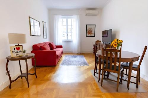 Elegantis Solinda Suite Apartment with Private Terrace - Steps from Metro, Tram & Bus to Rome's Historic Center, Rzym (zdjęcie 7)