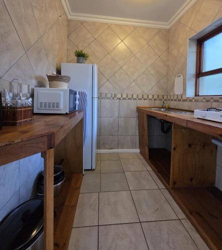 Kitchen, East London - Airport - Birder Paradise Units in Kidd's Beach