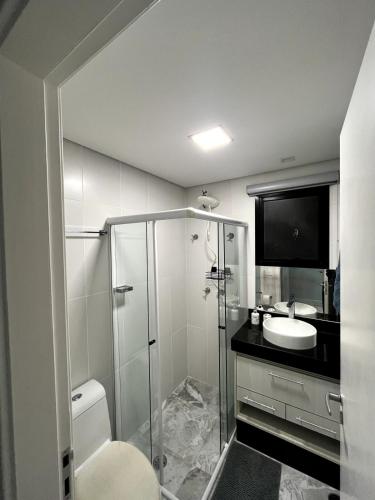 Bathroom, Conforto e lazer a 50m da praia de Pitangueiras in Barra Funda