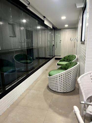 Balcony/terrace, Conforto e lazer a 50m da praia de Pitangueiras in Barra Funda
