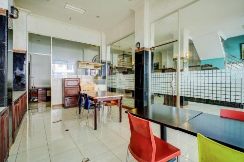 Lobi, Hotel O Depok near Bhayangkara BRIMOB Hospital Formerly Hotel Mutiara Kelapa Dua Depok in Depok