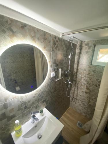 Zuhanyzó, Elephant House-Sd in Udovice