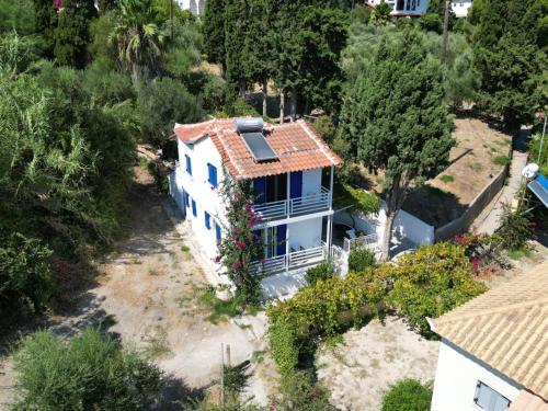 Ef Zin - Zaga Beach House in Koroni Town Center