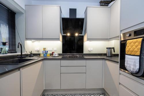 Wigan 4BR Retreat, Full Kitchen & Street Parking in Wigan Central