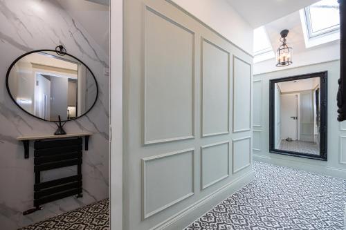 Wigan 4BR Retreat, Full Kitchen & Street Parking in Wigan Central