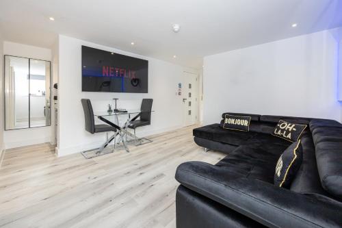 Wigan 4BR Retreat, Full Kitchen & Street Parking in Wigan Central