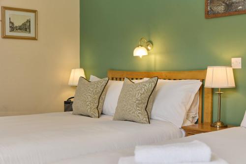 1 double bed, 1 twin bed