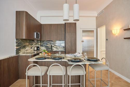 Apartment on the Champs Elysees - image 13