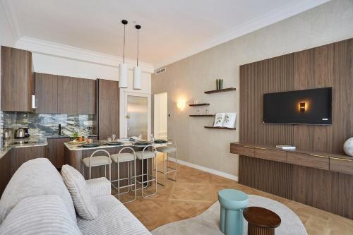 Apartment on the Champs Elysees - image 7