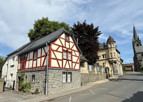 Fachwerkhaus Rosengärtchen by Vulkaneifel-Chalets in Kottenheim, Deutschland