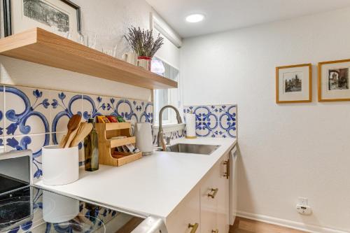 Walkable Apt w/ Off-Street Parking in Cheesman! in Capitol Hill