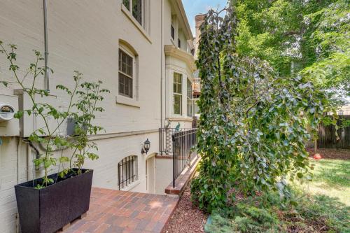 Walkable Apt w/ Off-Street Parking in Cheesman! in Capitol Hill