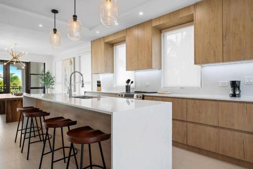 NEW LUXURY CONDO Beach, Pool, Rain Forest & PGA Golf