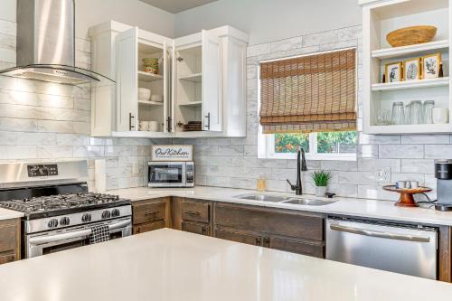 Stylish OKC Farmhouse with Garden - Close to OU near Harn Homestead