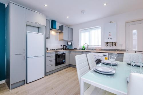 3 Bed-Sleeps 5-Garden-Parking-Pet Friendly, Liverpool (photo 3)