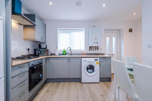 3 Bed-Sleeps 5-Garden-Parking-Pet Friendly, Liverpool (photo 4)