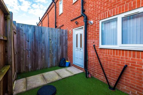3 Bed-Sleeps 5-Garden-Parking-Pet Friendly, Liverpool (photo 7)