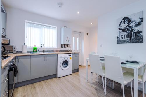 3 Bed-Sleeps 5-Garden-Parking-Pet Friendly, Liverpool (photo 9)