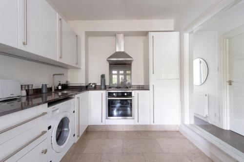 Modern 2BR Flat with 3 Beds Urban Getaway - Cherry, London (photo 3)