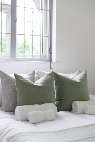 Modern 2BR Flat with 3 Beds Urban Getaway - Cherry, London (photo 5)