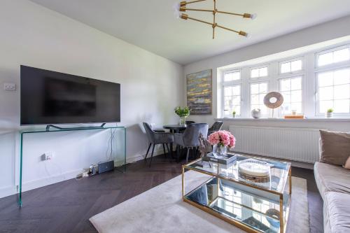 Modern 2BR Flat with 3 Beds Urban Getaway - Cherry, London (photo 6)