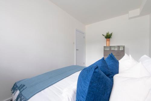 Modern 2BR Flat with 3 Beds Urban Getaway - Cherry, London (photo 8)