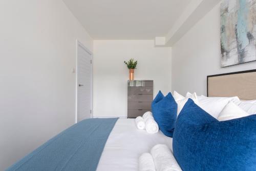 Modern 2BR Flat with 3 Beds Urban Getaway - Cherry, London (photo 9)